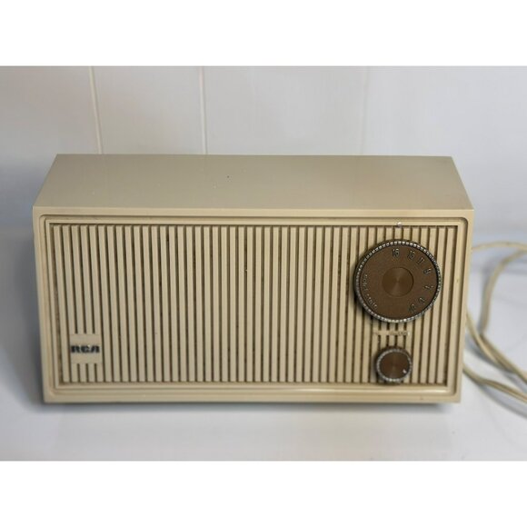 VTG Retro RCA RZA31W AM Tabletop Radio - Classic Beige Plastic - Works Tested - Picture 3 of 8